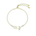 1 elegante bracciale floreale retrò da donna realizzato in acciaio inox color oro, con motivo floreale nero e bianco. È il regalo perfetto per San Valentino o per outfit casual.