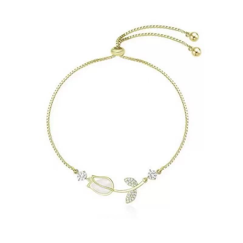 1 elegante bracciale floreale retrò da donna realizzato in acciaio inox color oro, con motivo floreale nero e bianco. È il regalo perfetto per San Valentino o per outfit casual.