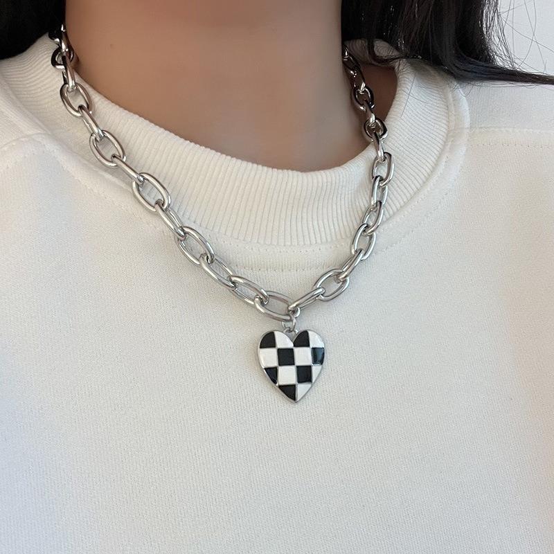 Edgy Punk Karierte Herzanhänger-Halskette - Schwarz-Weißer, kräftiger Kontrast, unbeschichtete Metallkette, minimalistischer, vielseitiger Schmuck für lässige und formelle Outfits, Akzentstück für jedes Outfit. |   Schickes Accessoire