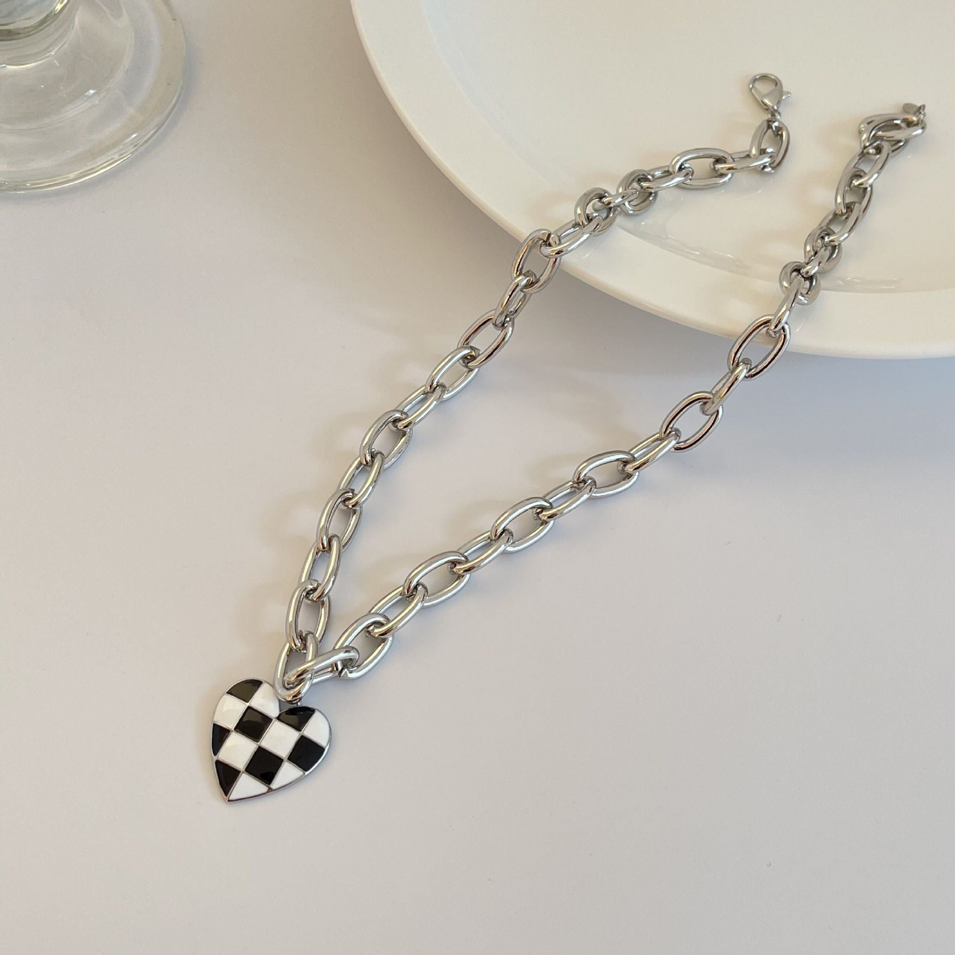 Edgy Punk Karierte Herzanhänger-Halskette - Schwarz-Weißer, kräftiger Kontrast, unbeschichtete Metallkette, minimalistischer, vielseitiger Schmuck für lässige und formelle Outfits, Akzentstück für jedes Outfit. |   Schickes Accessoire