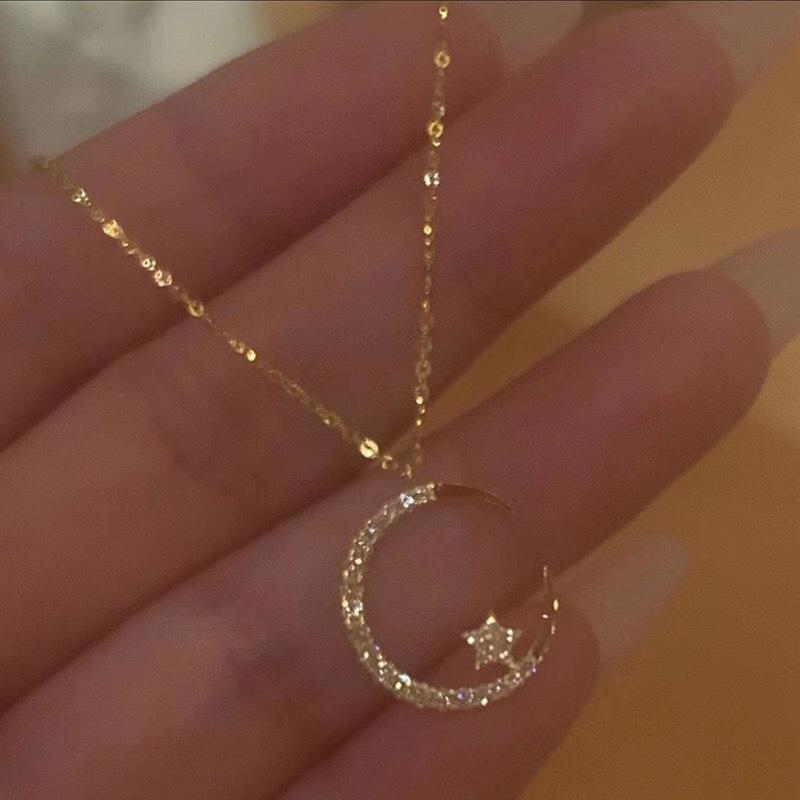 Collana da donna con ciondolo sole e luna, brillante e scintillante, elegante per feste e uso quotidiano. È adatto come regalo di compleanno o come regalo di anniversario per la tua fidanzata.