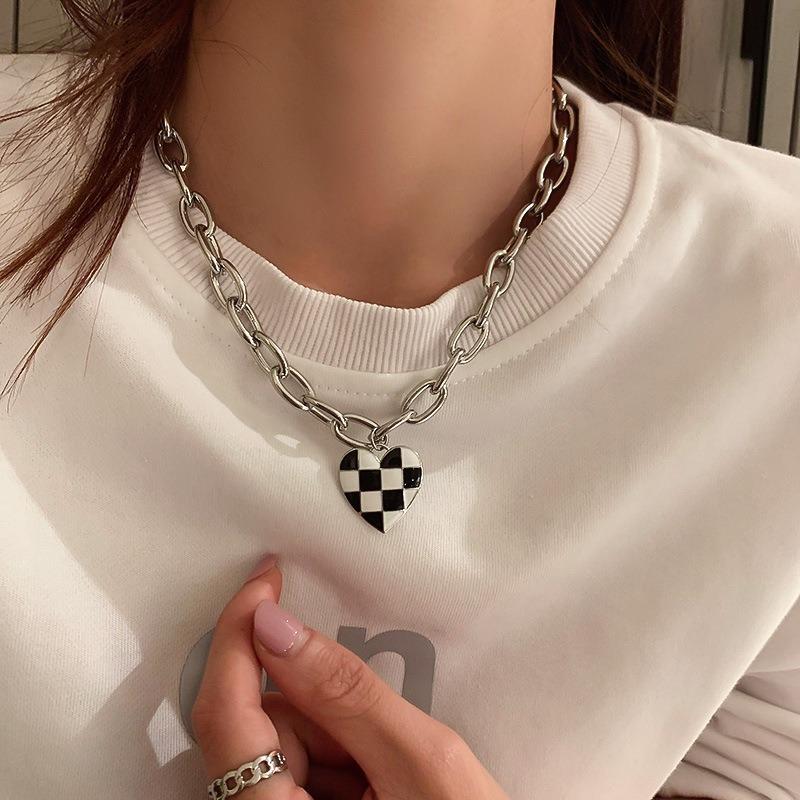 Edgy Punk Karierte Herzanhänger-Halskette - Schwarz-Weißer, kräftiger Kontrast, unbeschichtete Metallkette, minimalistischer, vielseitiger Schmuck für lässige und formelle Outfits, Akzentstück für jedes Outfit. |   Schickes Accessoire