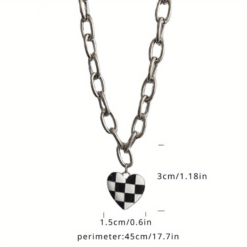 Edgy Punk Karierte Herzanhänger-Halskette - Schwarz-Weißer, kräftiger Kontrast, unbeschichtete Metallkette, minimalistischer, vielseitiger Schmuck für lässige und formelle Outfits, Akzentstück für jedes Outfit. |   Schickes Accessoire