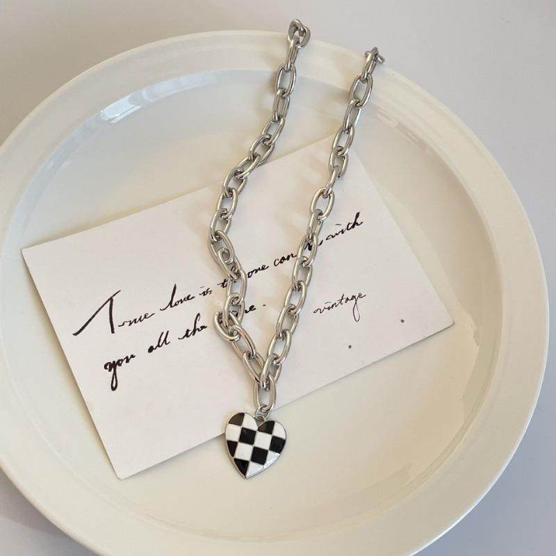 Edgy Punk Karierte Herzanhänger-Halskette - Schwarz-Weißer, kräftiger Kontrast, unbeschichtete Metallkette, minimalistischer, vielseitiger Schmuck für lässige und formelle Outfits, Akzentstück für jedes Outfit. |   Schickes Accessoire