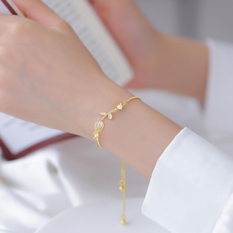 1 elegante bracciale floreale retrò da donna realizzato in acciaio inox color oro, con motivo floreale nero e bianco. È il regalo perfetto per San Valentino o per outfit casual.
